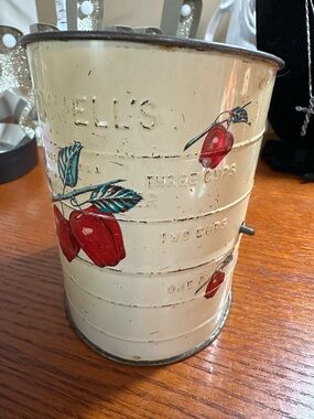 Vintage Bromwell’s APPLE DESIGN Measuring 3-Cup Metal Flour Sifter Farmhouse USA